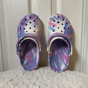 4/$25 Crocs Kids White, Pink, purple & Blue Marble Tie-Dye Clog Shoes Size J 4